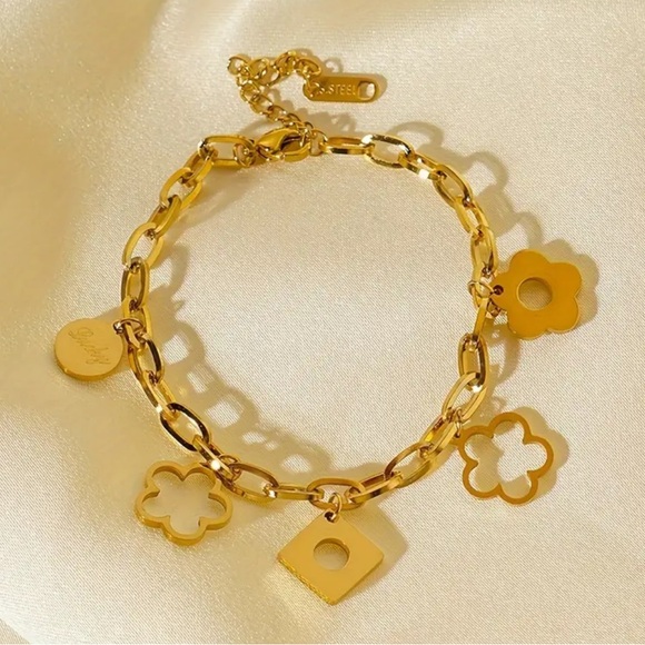 Elegant 18K Gold-Plated Floral Charm Bracelet - NEW - Picture 2 of 6